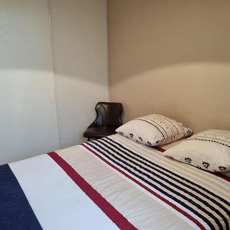 Appartement 1 Chambre Avec Piscine 于泽斯 外观 照片