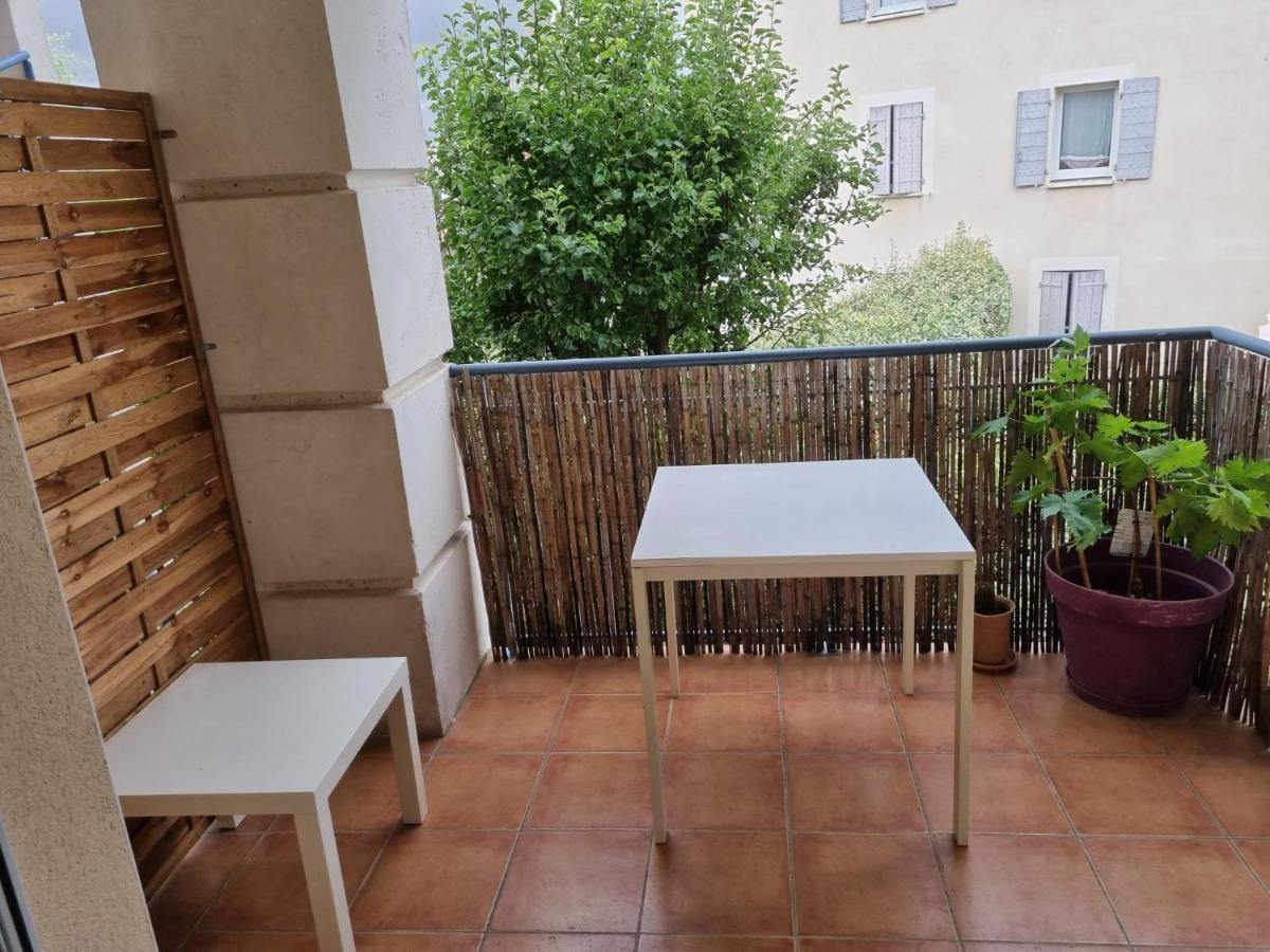 Appartement 1 Chambre Avec Piscine 于泽斯 外观 照片