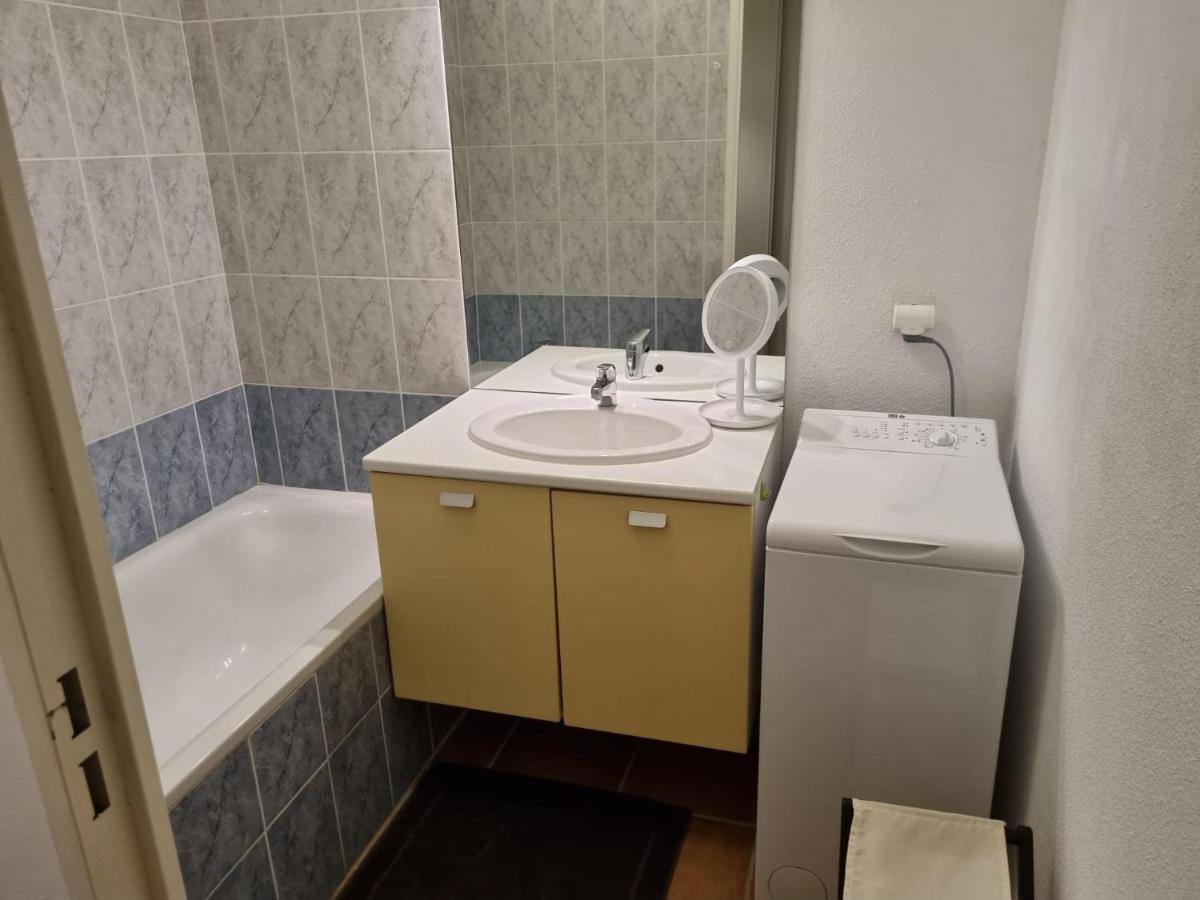 Appartement 1 Chambre Avec Piscine 于泽斯 外观 照片