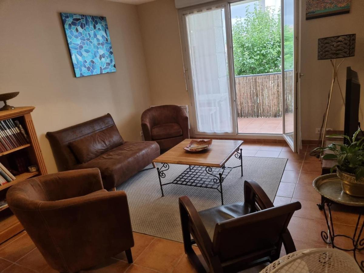 Appartement 1 Chambre Avec Piscine 于泽斯 外观 照片
